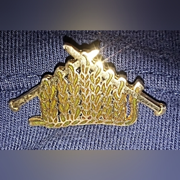 Vintage collectible knitting lapel pin - Picture 2 of 5